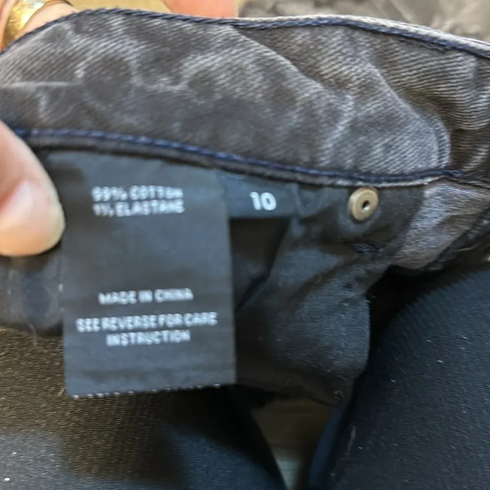 Bettina‎ liano black distressed denimn jean shorts w raw hem EUC**C Size 10 - Image 4