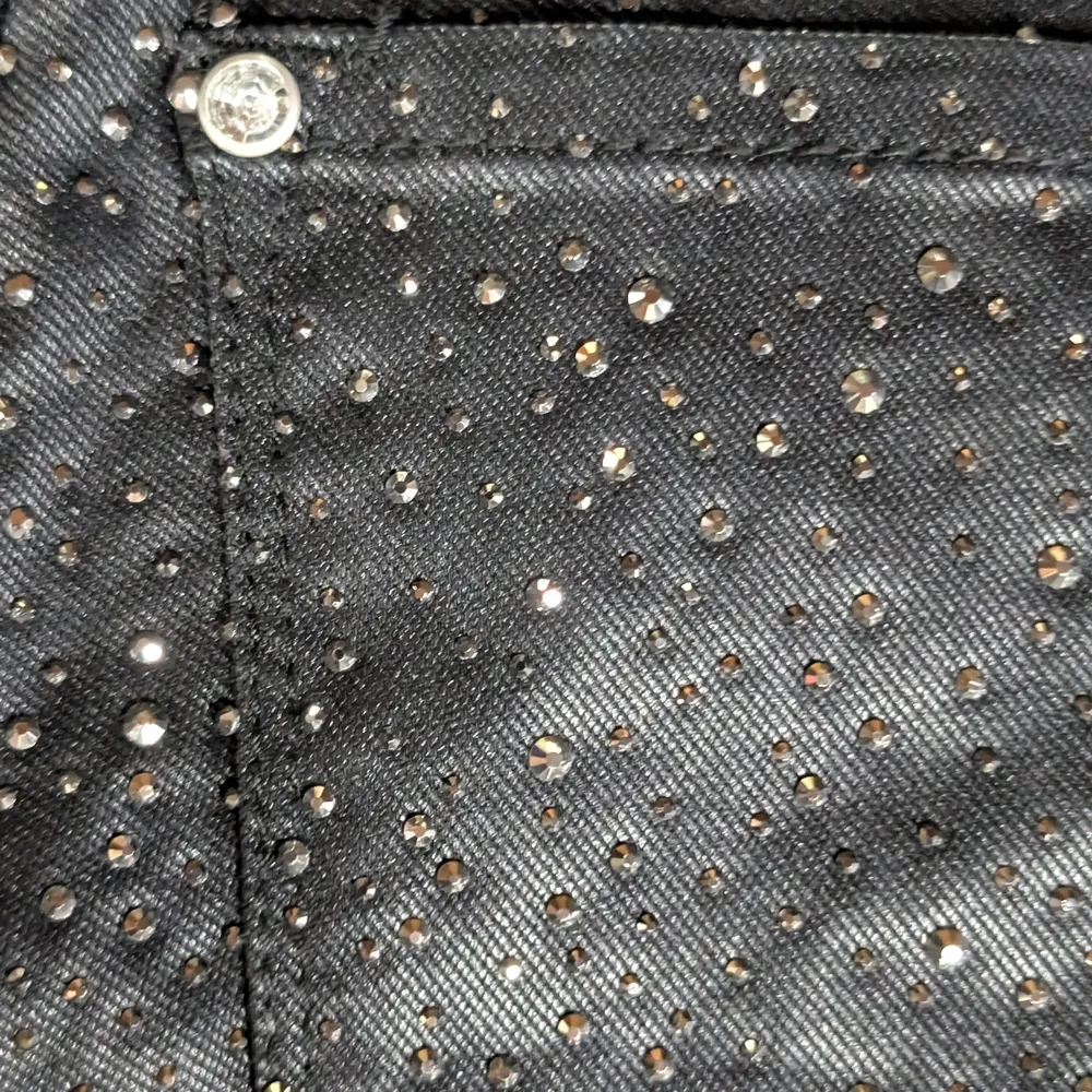 Vibrant Black Studded Women's Shorts Size 3 - Image 4