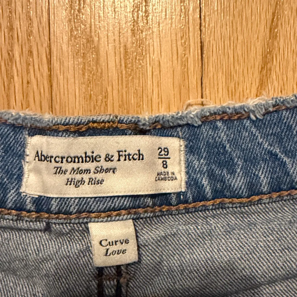 Abercrombie & Fitch Curve Love the Mom Short High Rise Sz 8/29 - Image 2