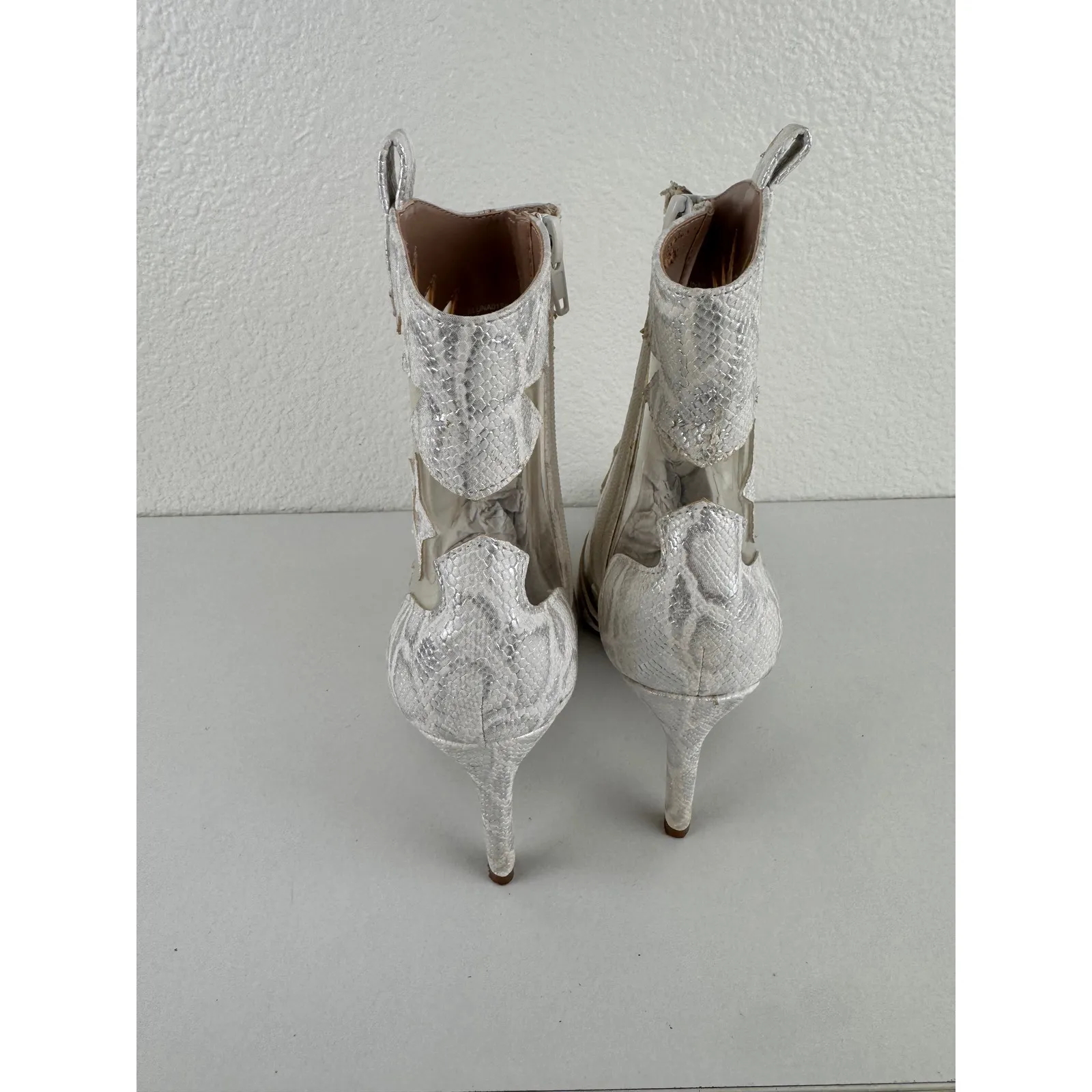 Betsey Johnson Luna Silver Snakeskin Star Clear‎ Vinyl Ankle Booties 5.5M Heels - Image 2