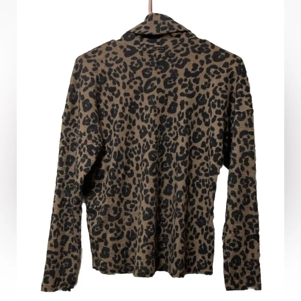 Vince Camuto Cheetah Leopard Print Turtleneck Blouse! - Image 7