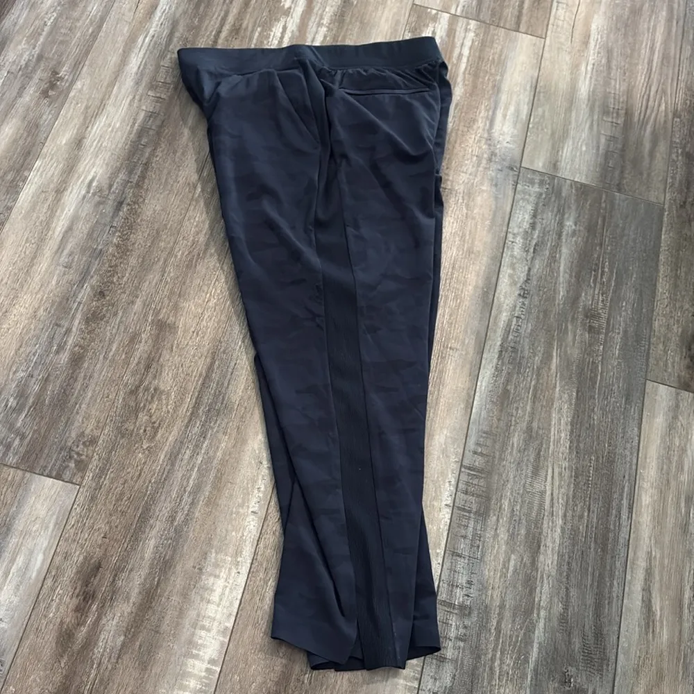 Athleta Brooklyn Ankle Camo Pant size 12 - Image 7