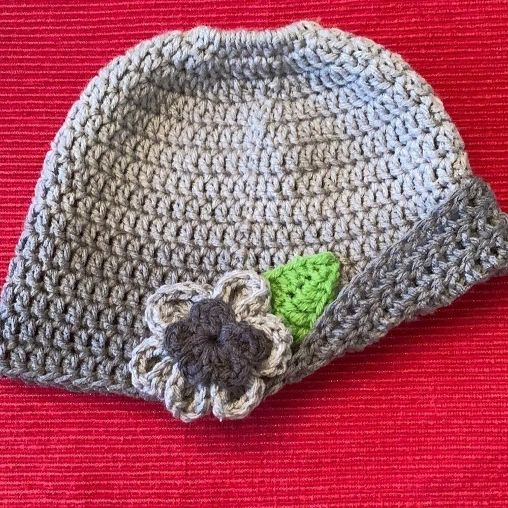 NWT Angelas Designs hand crocheted variegated grey ponytail hat flower accent Gray - Image 2