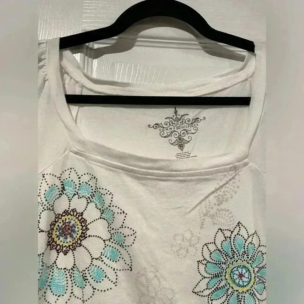 Tommy Hilfiger Beaded Boatneck Cap Sleeve Floral Mandala Graphic Tee Size Small - Image 2
