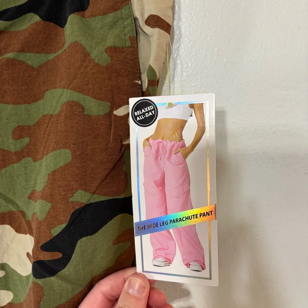 Tinseltown Camo Print High Rise Wide Leg Parachute Cargo Pants Size M NEW - Image 2