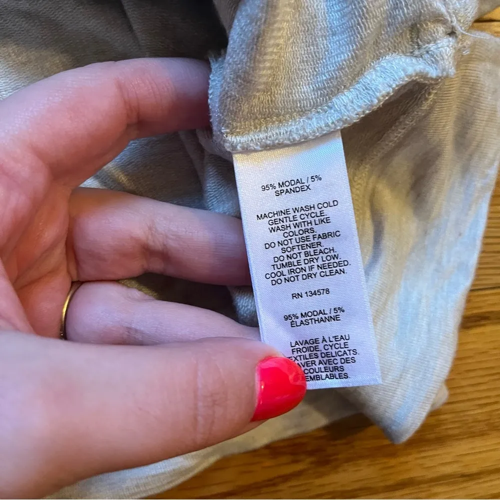 Vineyard Vines beige heathered modal lightweight hooded sweatshirt size small - Image 4