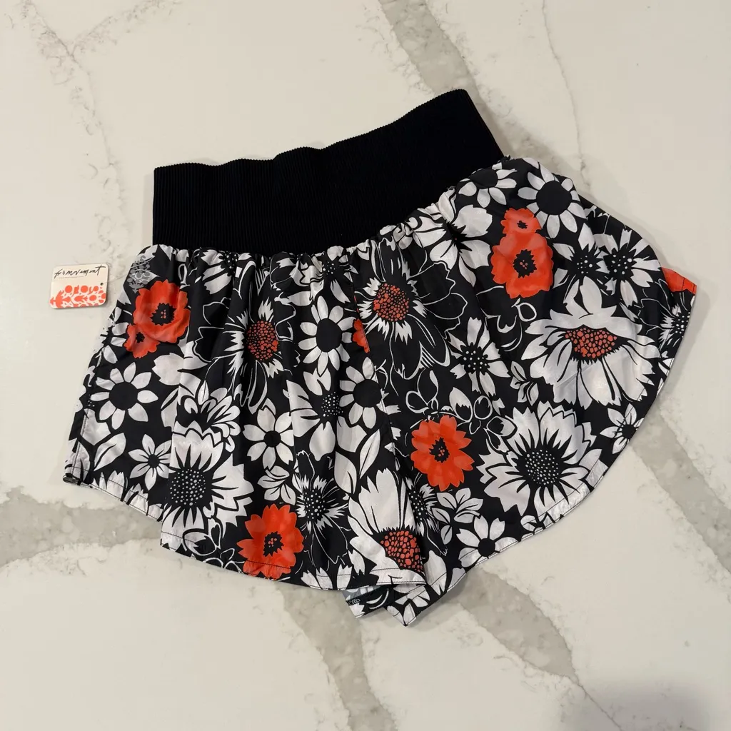 Free People Movement NWT Carpe Diem Printed HR Shorts Women’s Large Tuxedo Daisy Black - Image 8