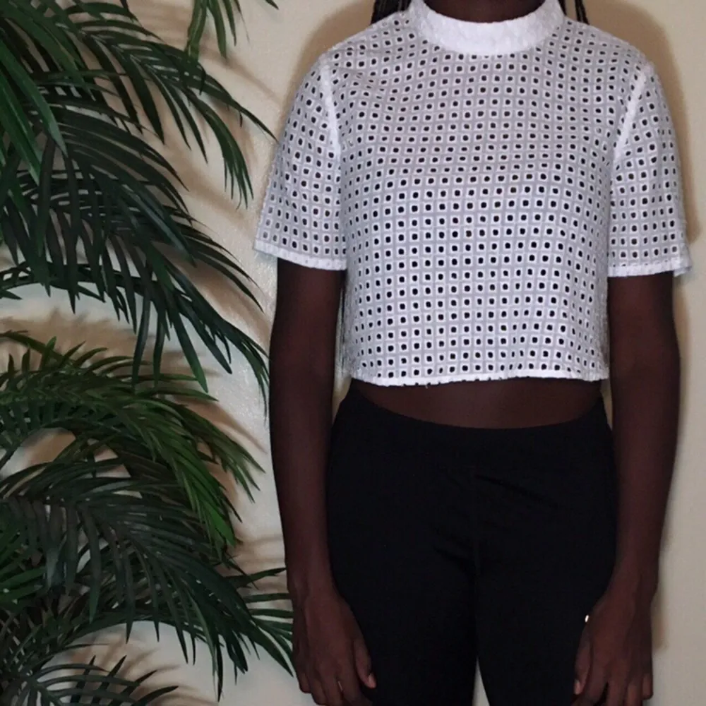 Forever 21  cropped all white perforated crop top - Image 5