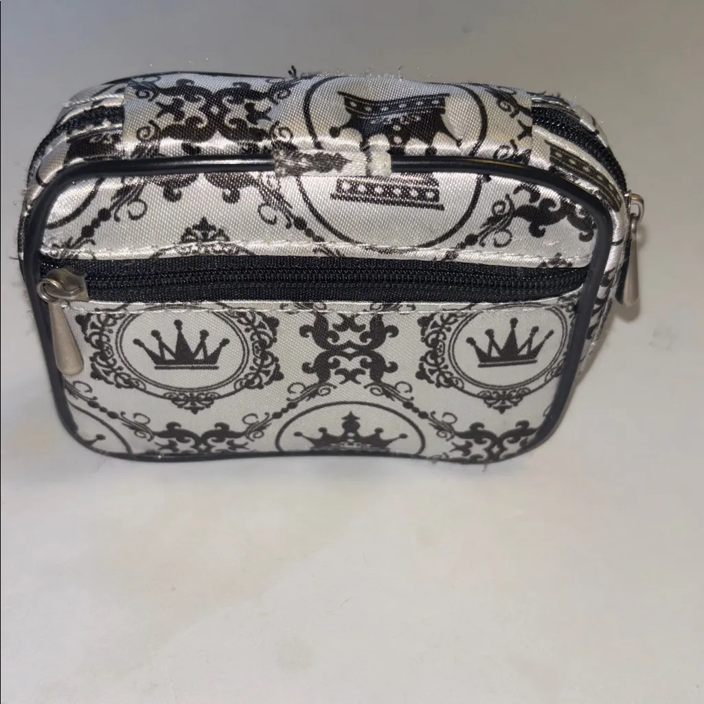 FASHION SMART BRAND SILVER AND BLACK CROWN DESIGN COIN PURSE FULL ZIP CLOSURE - Image 4