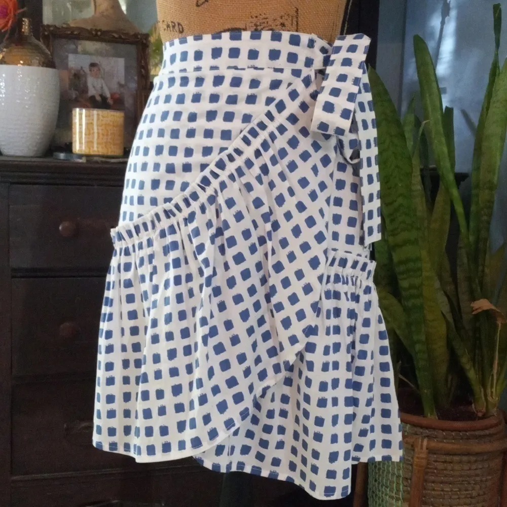 Vineyard Vines Painterly Grid Blue White Faux Wrap Ruffle Mini Skirt - Image 11