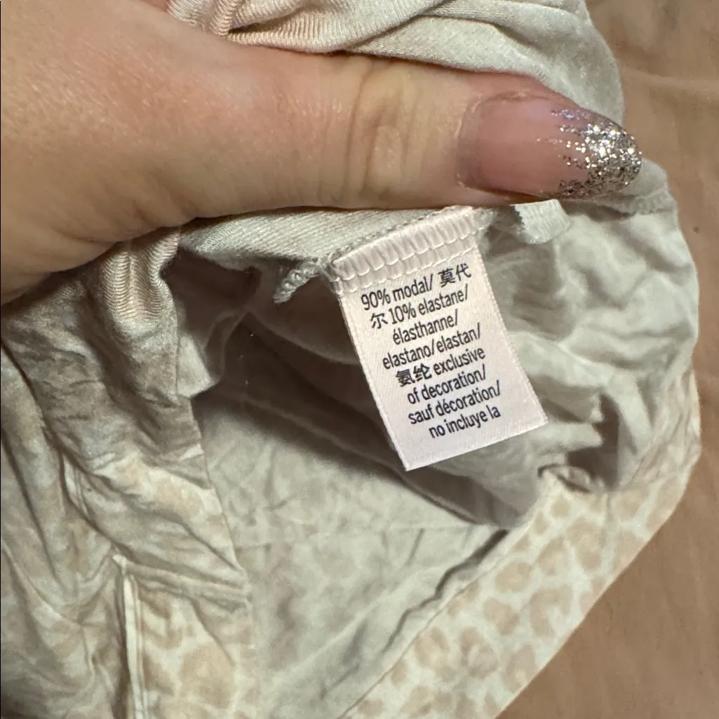 Victoria's Secret Pink & Beige Lounge Shorts Medium - Image 4