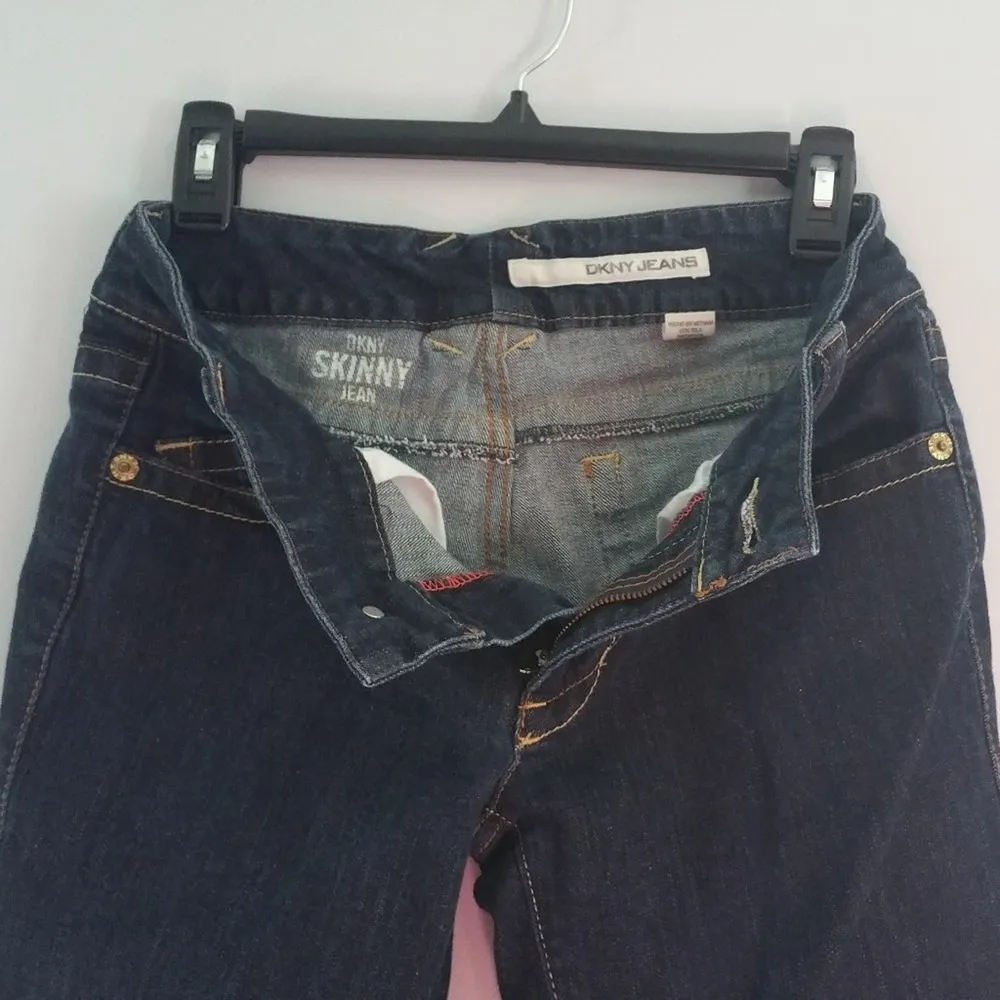 DKNY Women's Blue Dark Wash Skinny Jeans Size 7 - Image 5