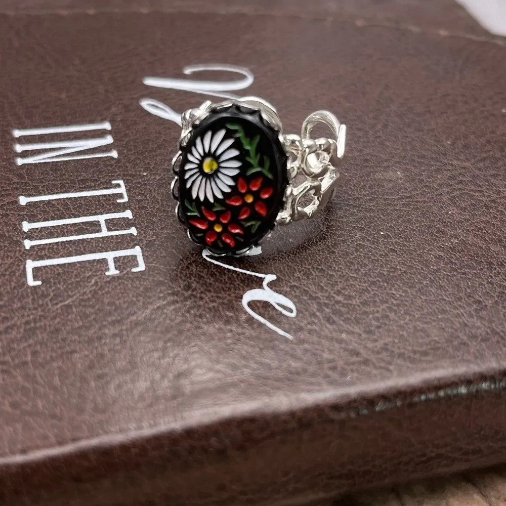 Vintage Daisy Floral Adjustable Ring Black Oval Cabochon - Image 4