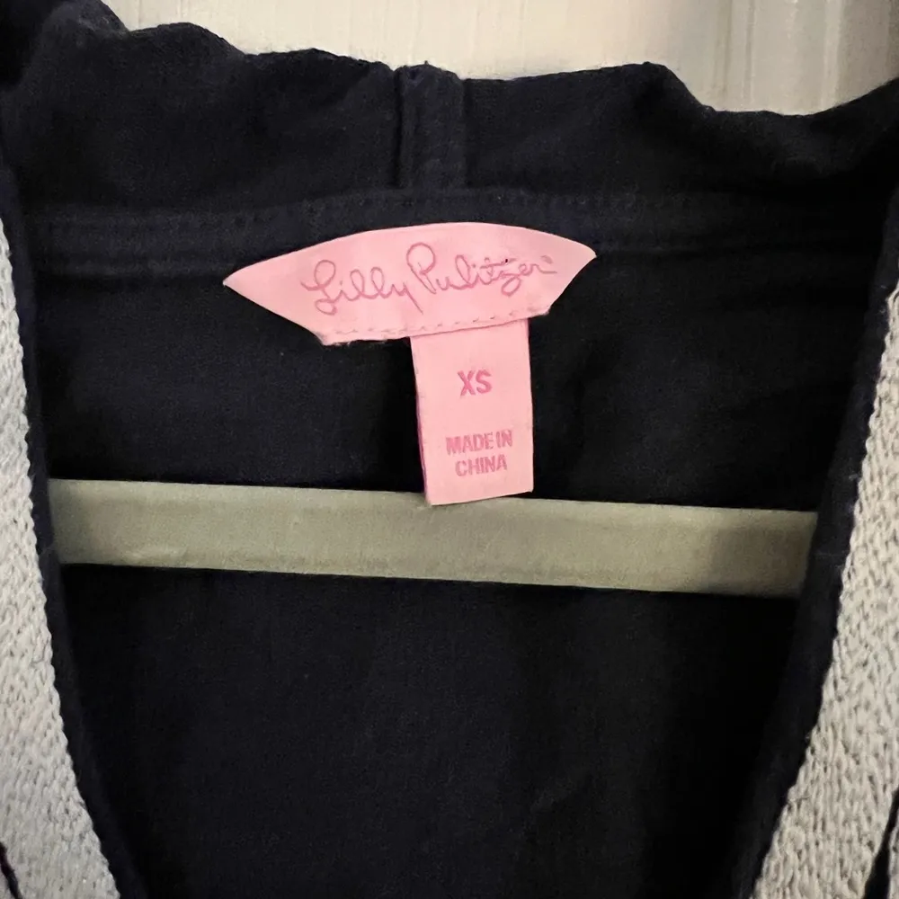 LILLY PULITZER XS Shel True Navy Blue Embroidered Swim Cover-Up Hoodie - Image 3