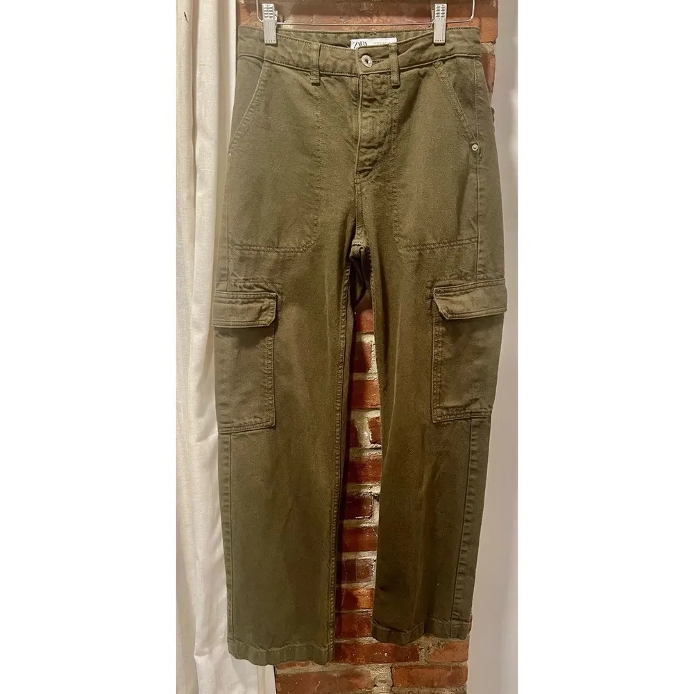 Zara Relaxed Green Cargo Pants Streetstyle 2 - Image 3