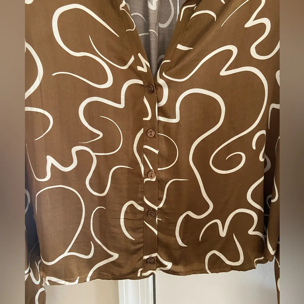 ASTR the label Yesenia abstract print satin button front blouse Medium NWT - Image 7