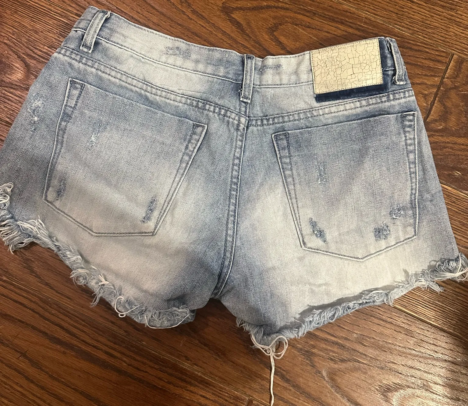 one teaspoon bonita low rise jean shorts. size 26 - Image 6