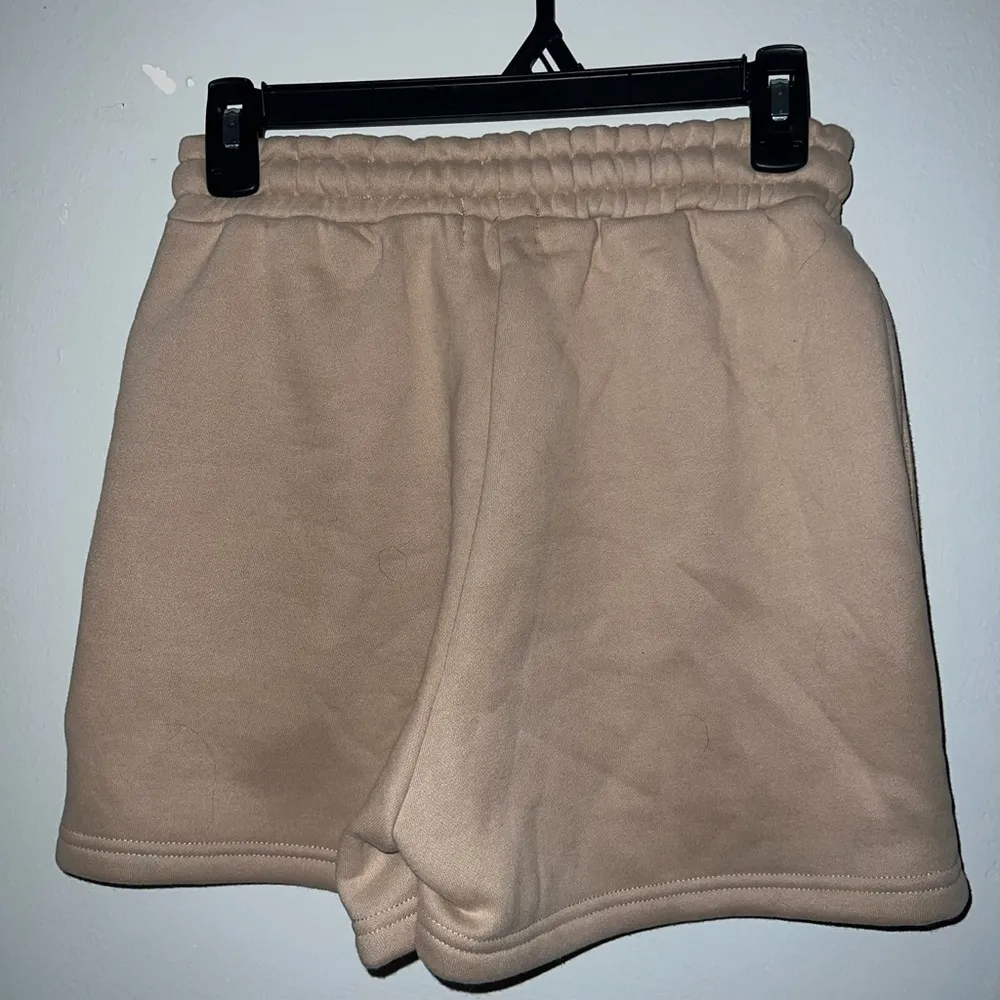 THE HAPPY CAMP3R Tan Shorts size small - Image 2