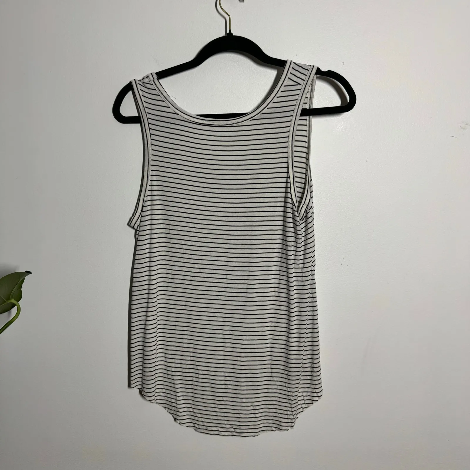 Veronica M Wrinkle Resistant Stripe Lot of 2 Tank Shirts Women S Minimal Casual White - Image 4