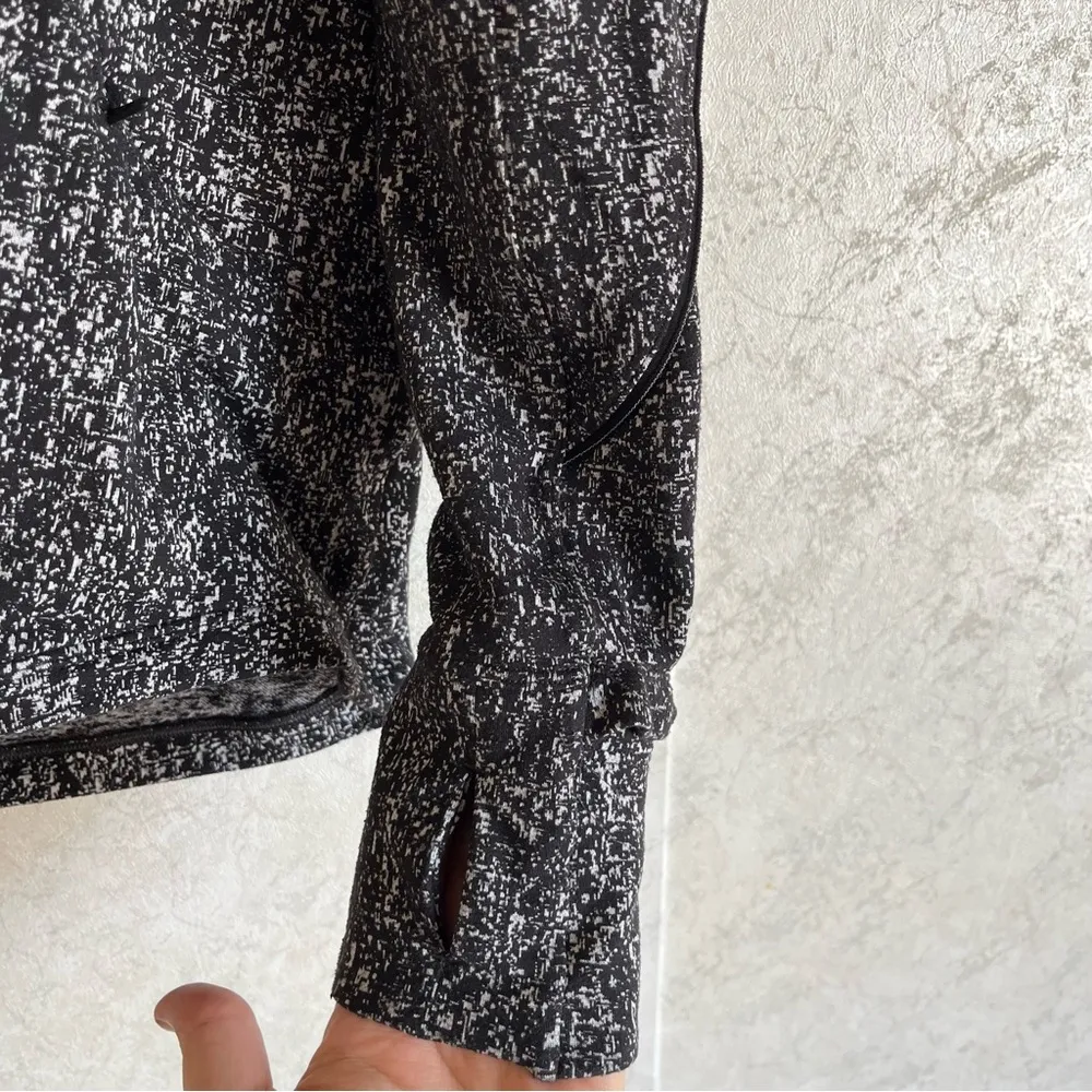 Lululemon Extra Mile Long Sleeve Black & White Running Top with Pocket Women’s 6 - Image 8