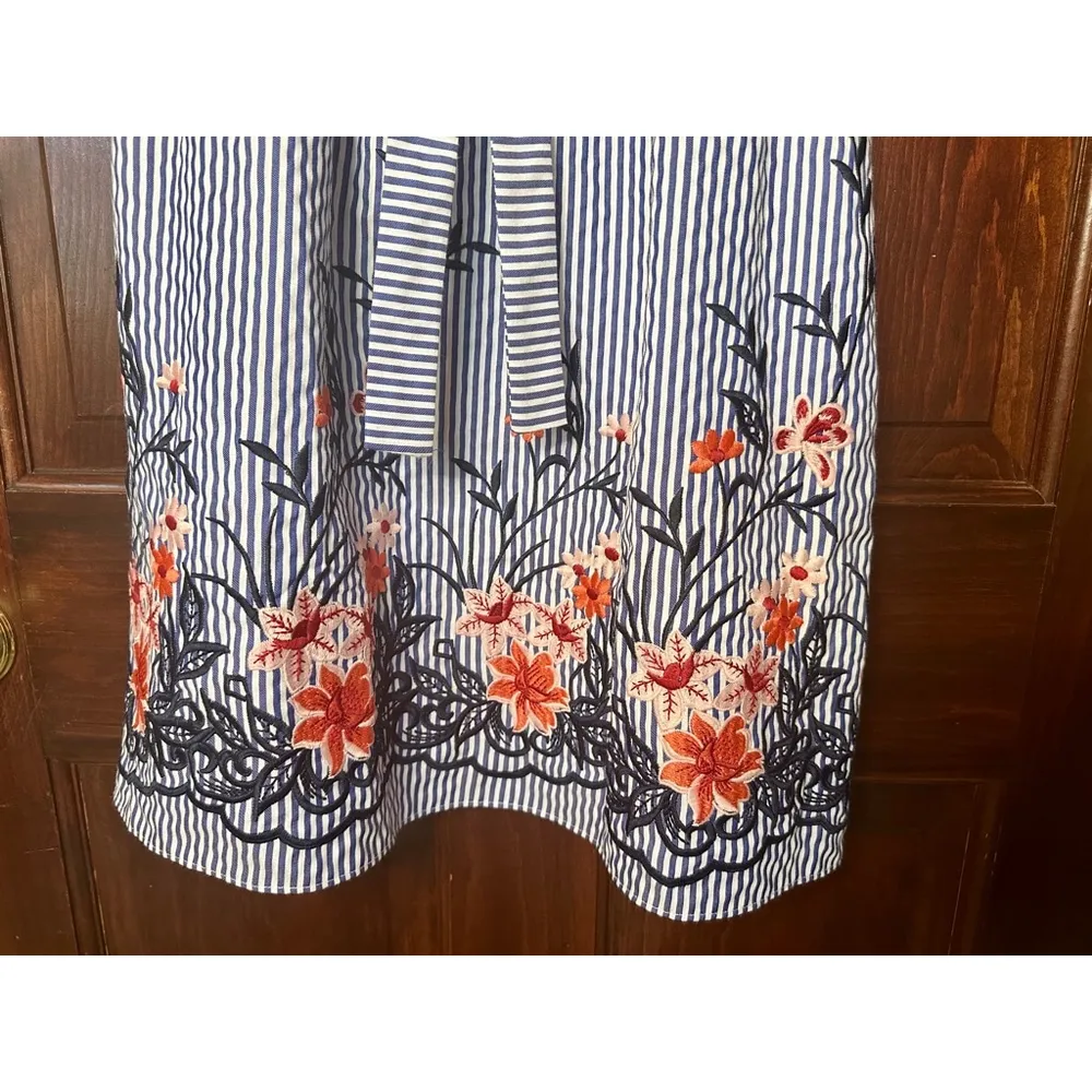 Westport Size 4 Blue & White Striped dress w. Bell sleeves and floral embroidery - Image 3