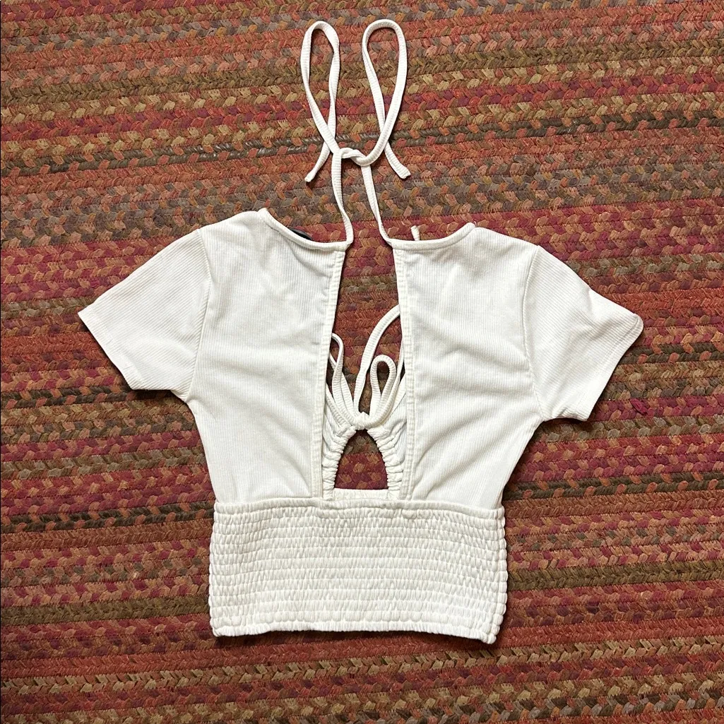 WHITE RIBBED KEYHOLE RUCHED TOE BACK CROP TOP - Image 3