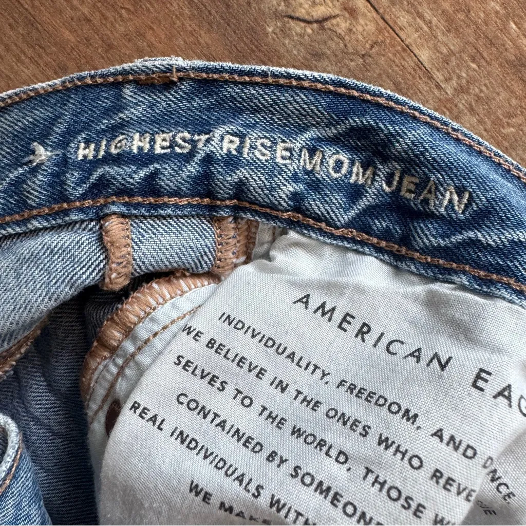 American Eagle Highest Rise Mom Jean Light Wash Distressed Straight Leg Size 0 - Image 9