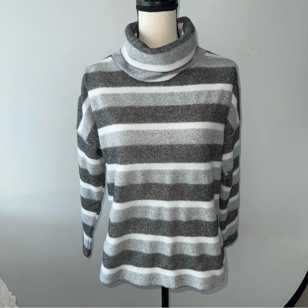NWT Teenbell Gray & White Striped Women's turtleneck light Sweater Size Medium - Image 2