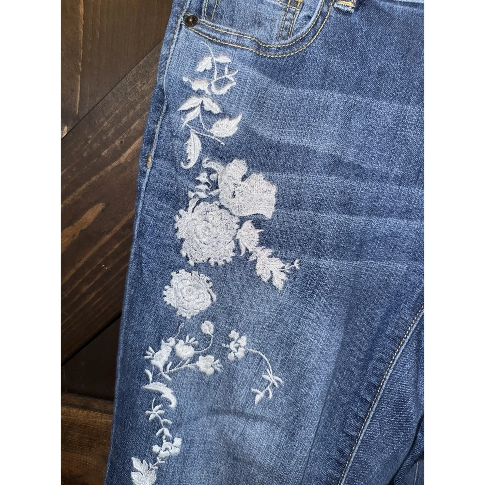 Westport Signature Fit 2 Boyfriend Skinny Jeans Stretch Floral Embroidered‎ Sz 2 - Image 2