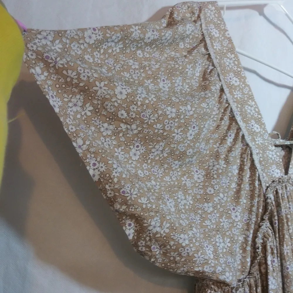 Fourteen & 9th Floral Tan Floral Blouse with Flutter Sleeves Boho Prairie Size M - Image 3