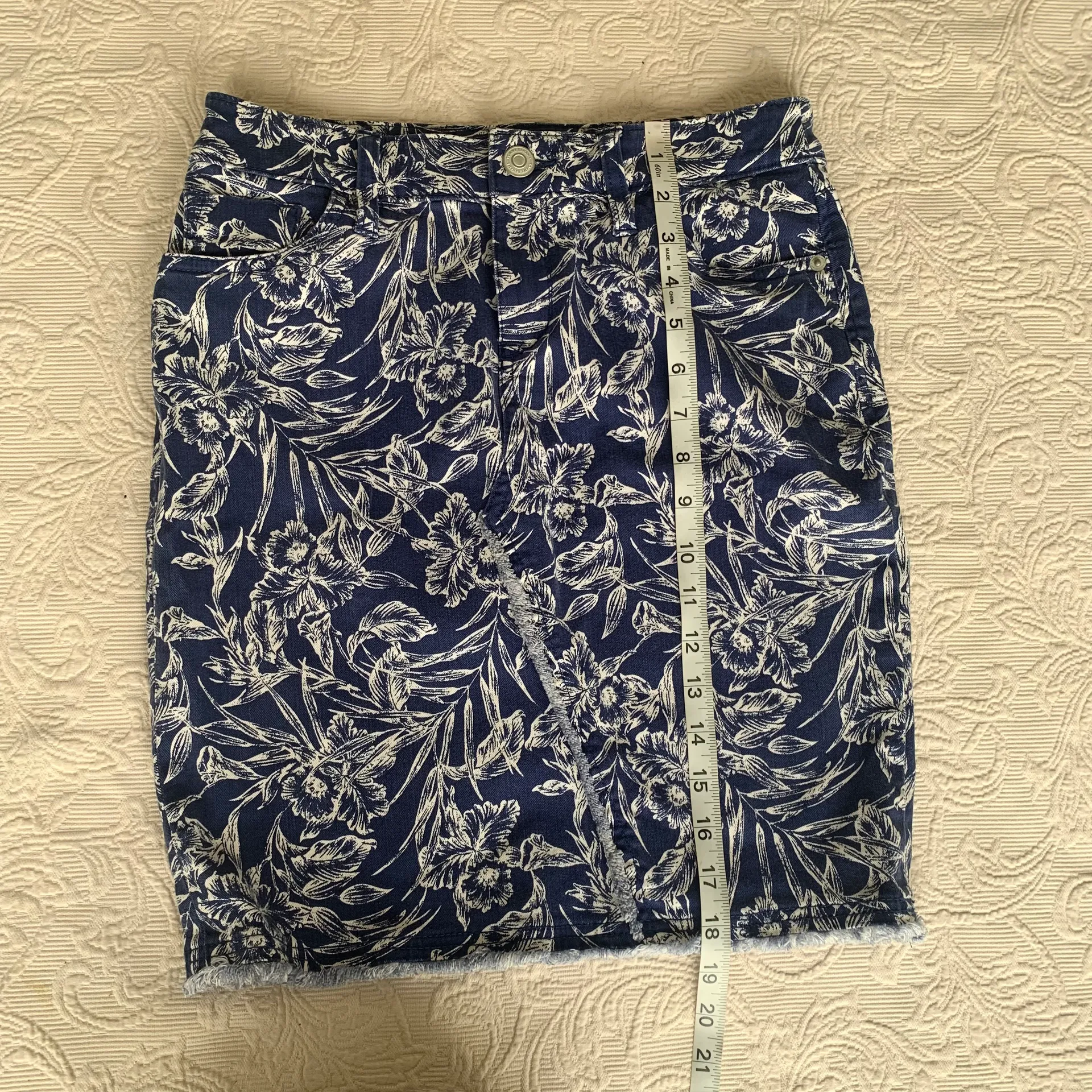 Tommy Bahama Blue Eclipse Mar-A-Sketch White Floral Short Raw Hem Denim Skirt - Image 6
