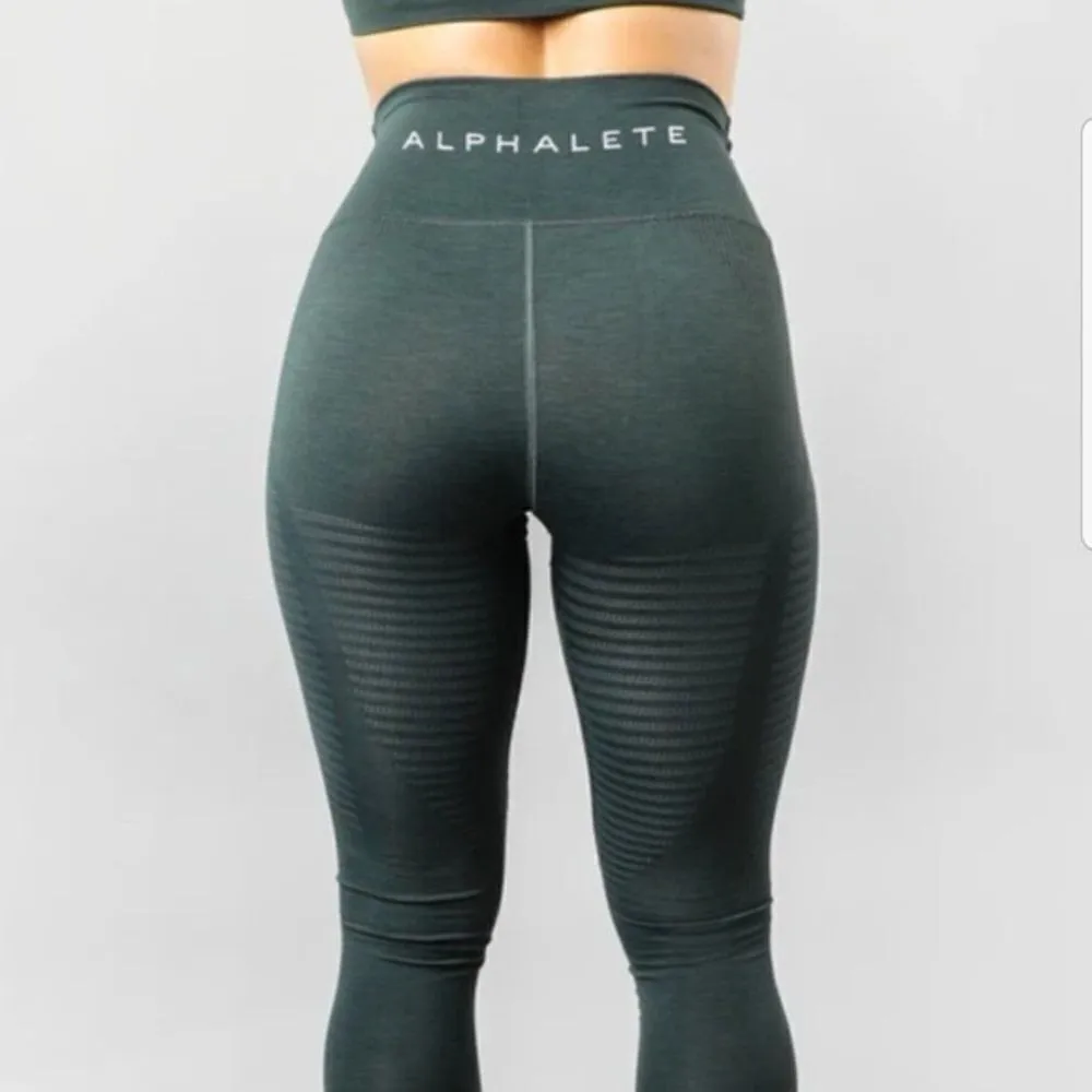 NWOT Alphalete Dark Forest Green Halo Athletic Contour Leggings in Urban Chic XS - Image 3