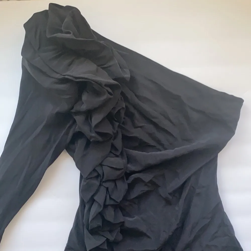 NWT Robert Rodriguez women’s black silk floral ruffled one sleeve blouse, size 4 - Image 3