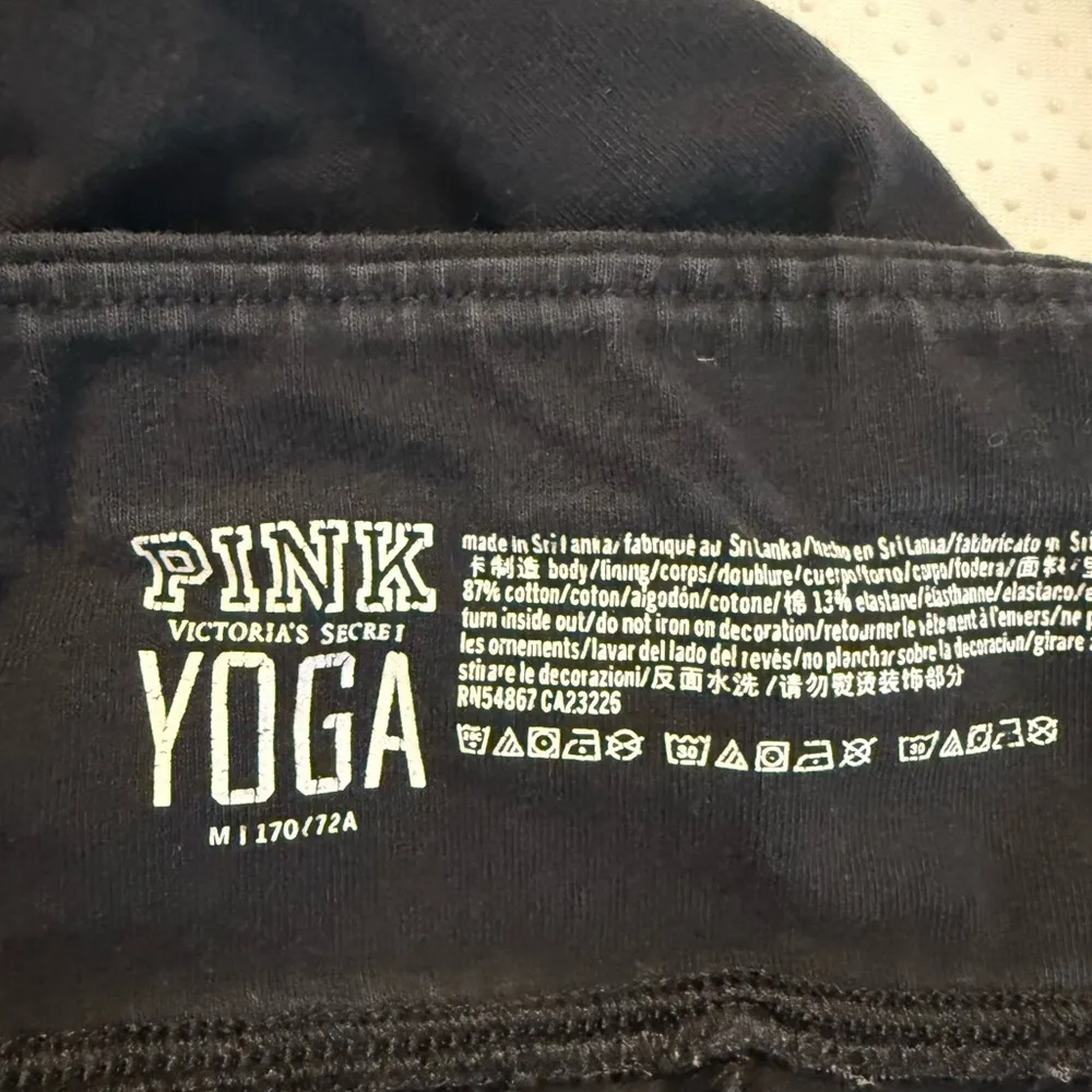 PINK Victoria’s Secret Yoga Leggings Women’s Sz Medium Black Red Fair Isle - Image 2