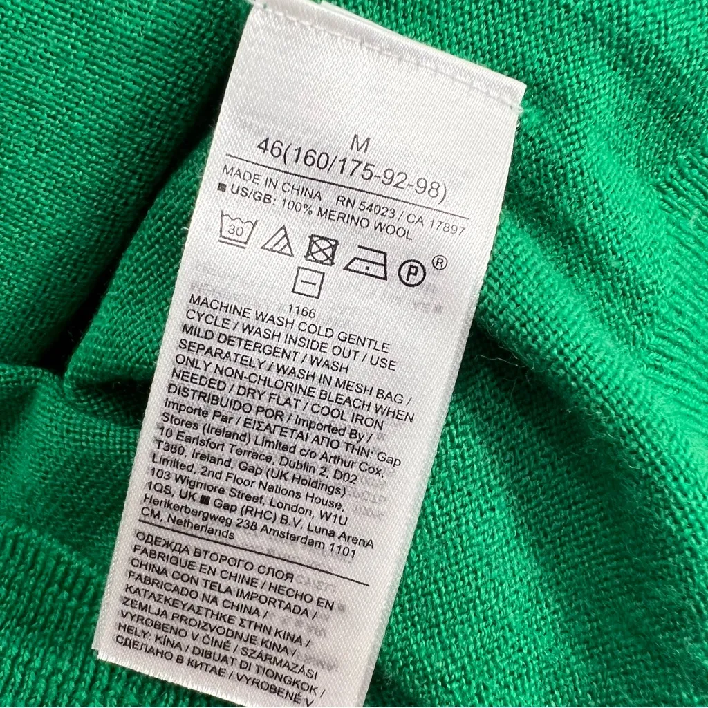 Banana Republic Seamless Knit Kelly Green 100% Merino Wool V-Neck Sweater - Image 4