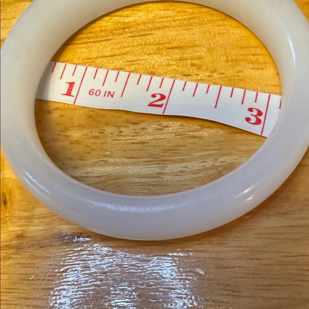 Elegant Jade Cream Bangle Bracelet - Image 4