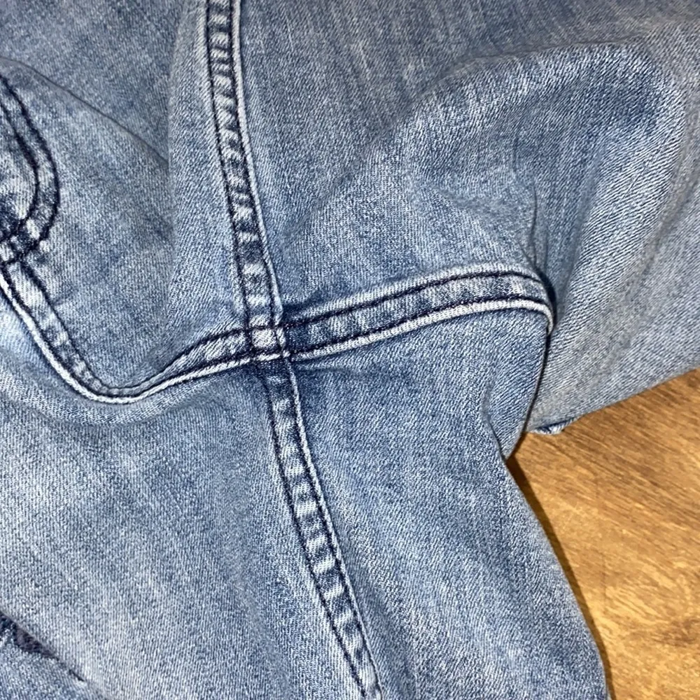 Simply vera Wang denim mid rise shorts size 6 floral embroidered - Image 8