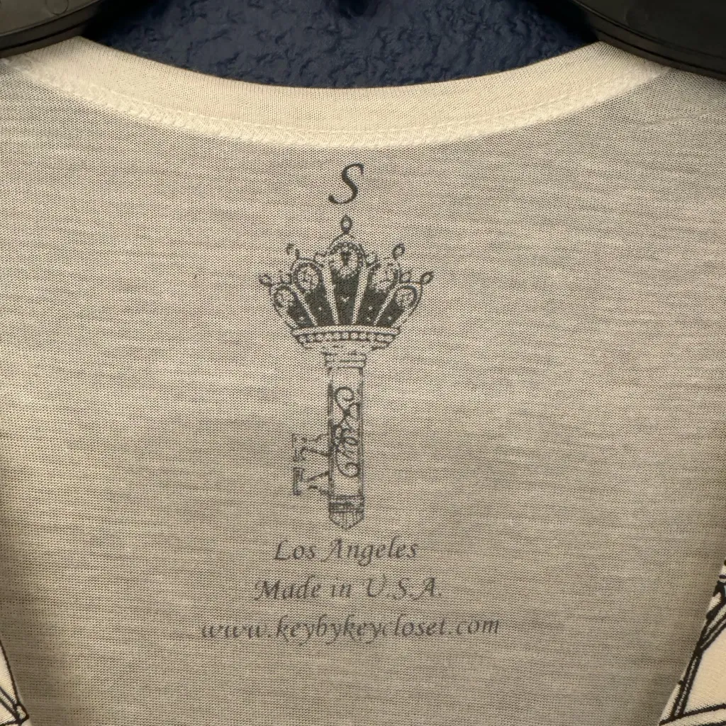 Key Closet Women’s White Owl Studded Women’s White Short Sleeve Shirt Size Small - Image 6