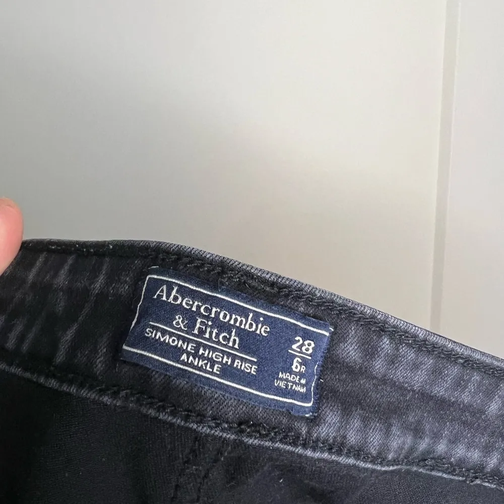 Abercrombie and fitch high rise distressed ankle jean size 28 - Image 6