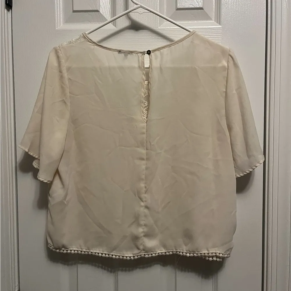 Women’s Cream Med Charlotte Russe Top Perfect to add under a blazer - Image 5