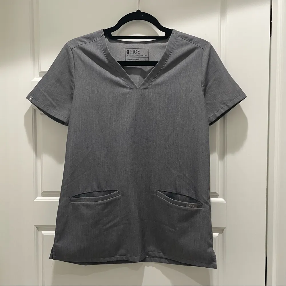 Figs Casma Three-Pocket Scrub Top™ in Graphite Grey XS - Image 4