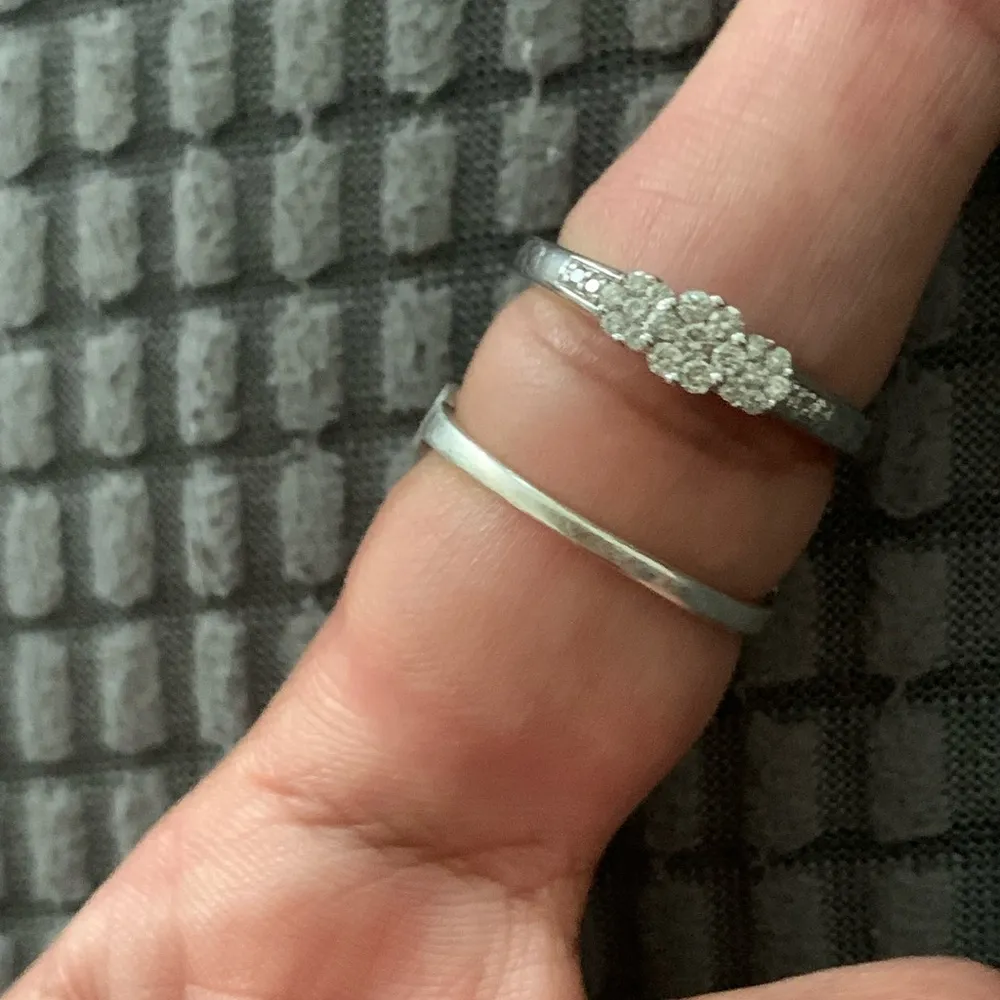 10k White Gold Flower Ring with Diamonds - Image 6