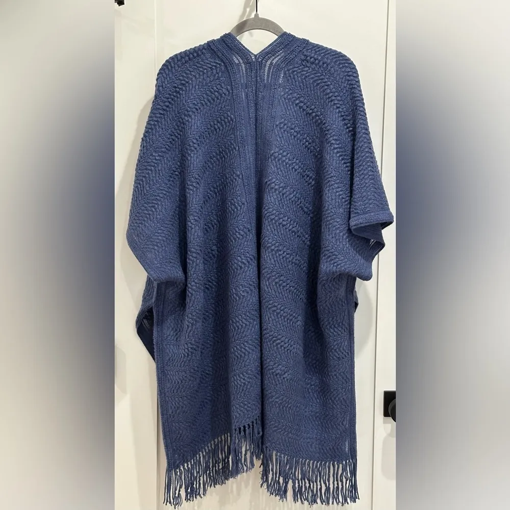 NWT Vince Camuto Textured Knit Kimono Topper Shawl Blue Fringe Boho - Image 5