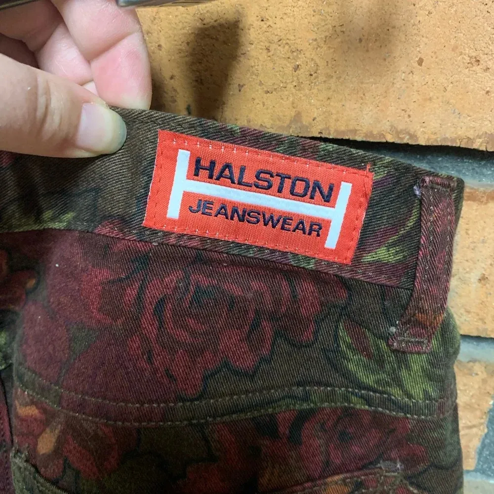 Halston Jeanswear Rose Floral Denim Capri Jeans Womens Size 10 Red - Image 4