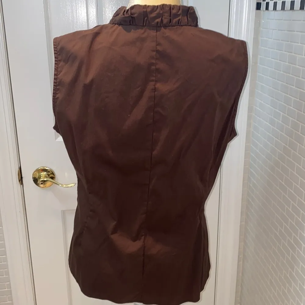 Joseph A brown cotton/ spandex ruffle neck line sleeveless blouse. Size large. - Image 2