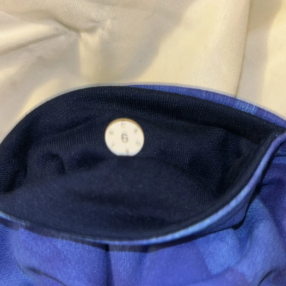 Lululemon Midnight Tulle Multi Leggings. Size 6 - Image 7