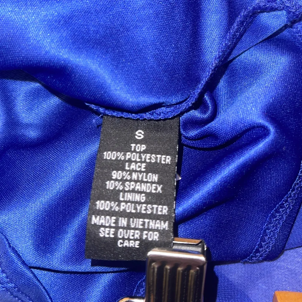 IZ Byer vibrant blue ruffle blouse black lace short sleeve v-neck woman’s small - Image 5