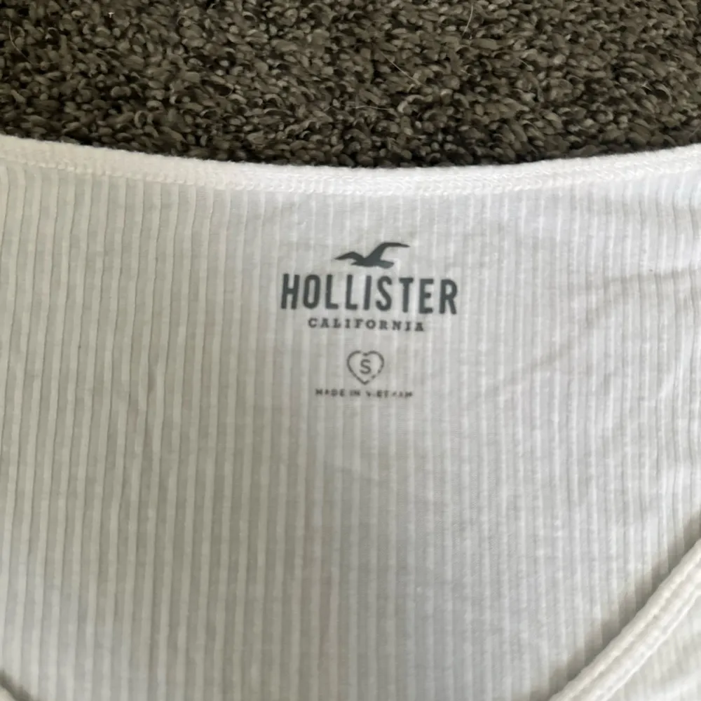 Hollister White Asymmetrical Ruched Short Sleeve Tee - Image 3
