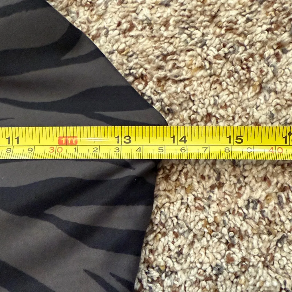 Old Navy  Active Powersoft Zebra Print Sports Bra Crop Top Black Gray Size Small - Image 8