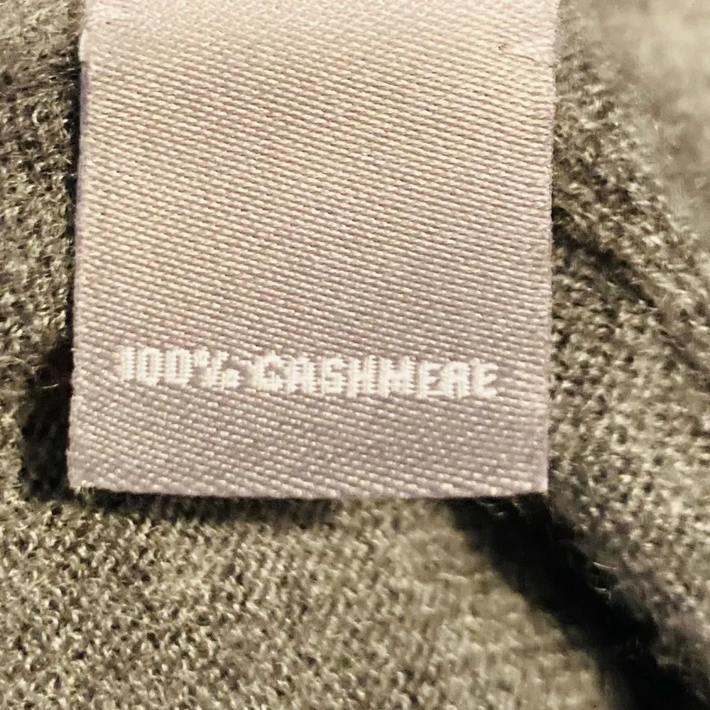 Neiman Marcus cashmere collection gray crew neck sweater. Size small. - Image 4